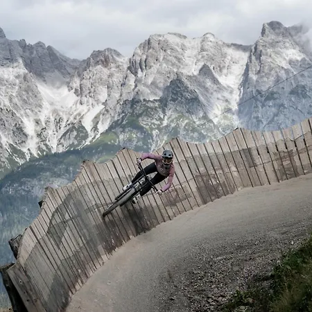 With Mountain Views 公寓